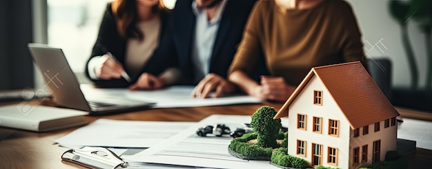 Agent immobilier avec des clients choisissant une maison à vendre ou à louer
