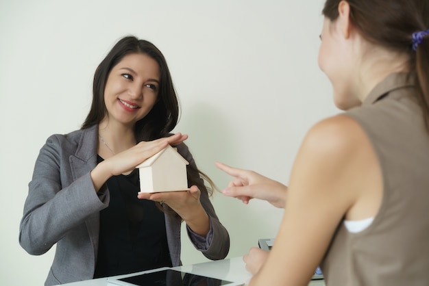 Un agent immobilier, un conseiller financier ou un agent d&#39;assurance parle avec son client.