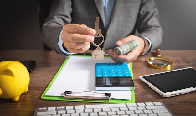 Agent immobilier détenant la clé de la maison