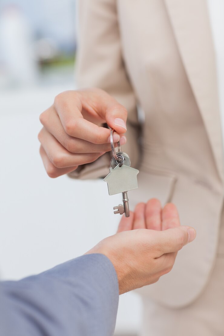 Photo agent immobilier donnant la clé de la maison