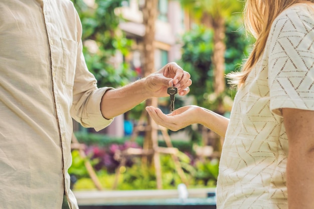 Agent immobilier donnant les clés au propriétaire de l'appartement, achetant et vendant une entreprise immobilière. Gros plan sur une main masculine prenant la clé de la maison de l'agent immobilier. Hypothèque pour l'achat d'un appartement, accès à sa propre maison