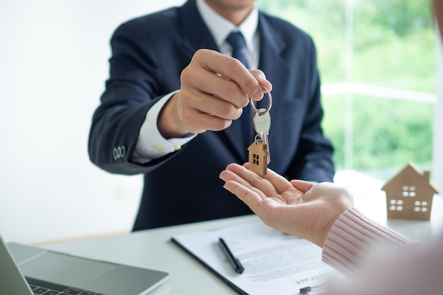 L'agent immobilier donne la clé de la maison