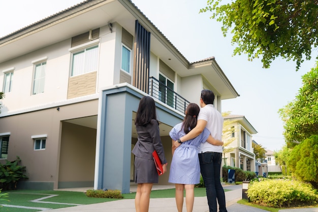 Agent immobilier femme asiatique montrant un détail de la maison