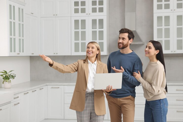 Photo un agent immobilier montre un nouvel appartement à un couple