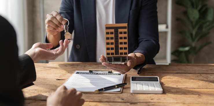 Photo l'agent immobilier a parlé des termes du contrat d'achat de maison et a demandé au client de signer les documents pour rendre le contrat légal concept de vente de maison et d'assurance maison