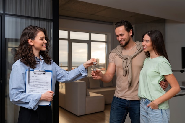 Agent immobilier à plan moyen montrant la maison