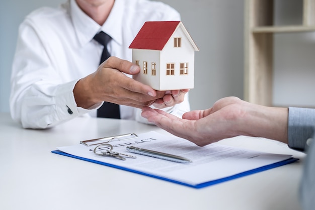 Agent immobilier présentant et consultant le client pour la prise de décision