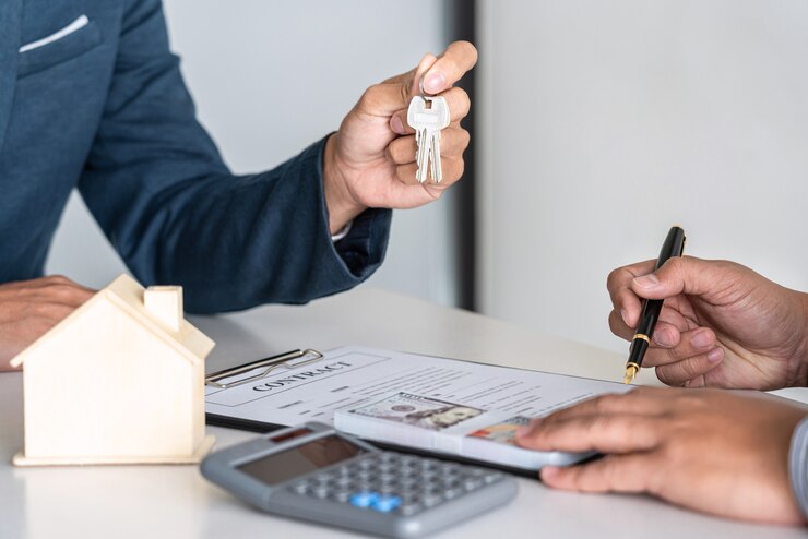 L'agent immobilier présente le prêt immobilier et envoie la clé au client après la signature du contrat