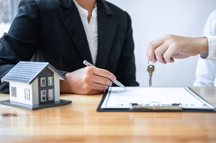 Agent immobilier remettant une clé à un client