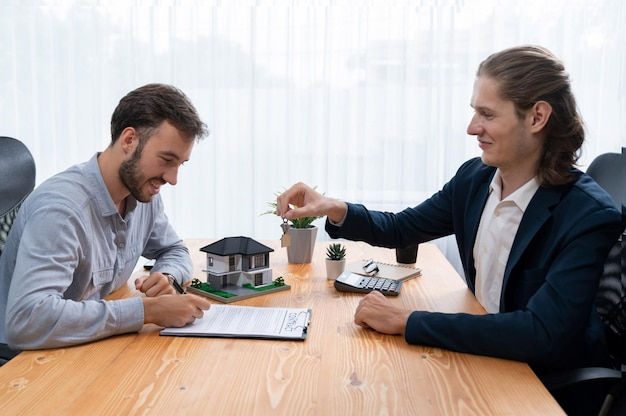 Agent immobilier remettant la clé de la maison à l'acheteur Entité