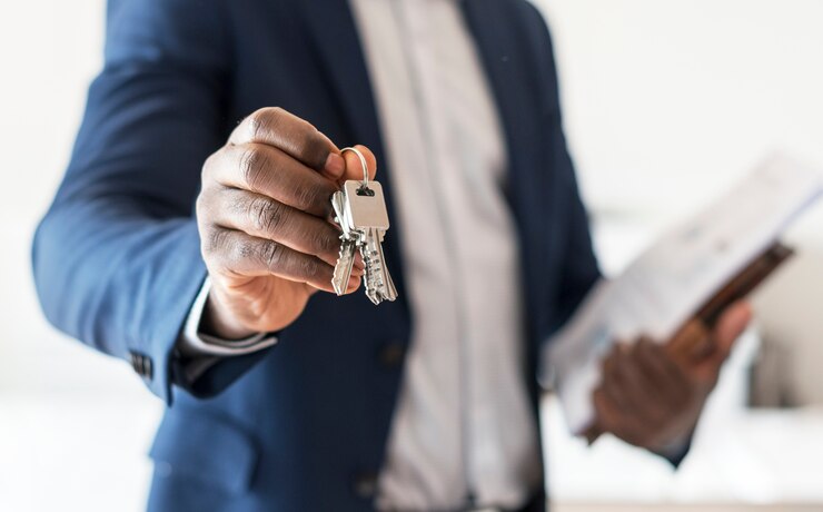 Photo agent immobilier remettant la clé de la maison