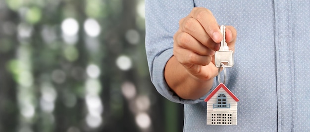 Agent immobilier remettant les clés de la maison en main