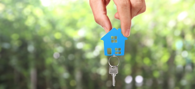 Agent immobilier remettant les clés de la maison à la main