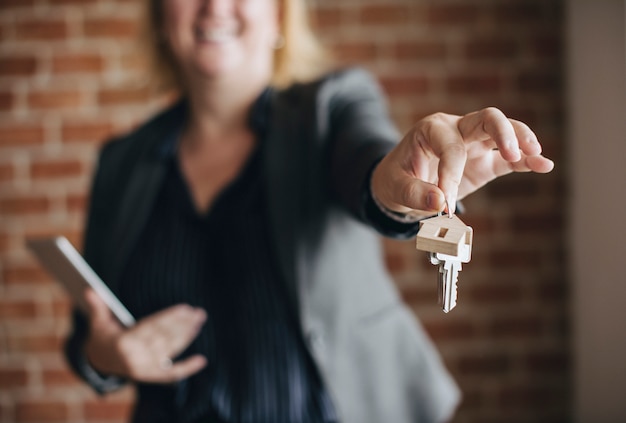 Agent Immobilier Remettant Les Clés