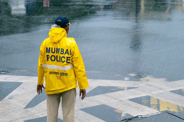 Agent de police de la circulation routière dans une rue de Mumbai pendant une journée pluvieuse le 22 2022 septembre