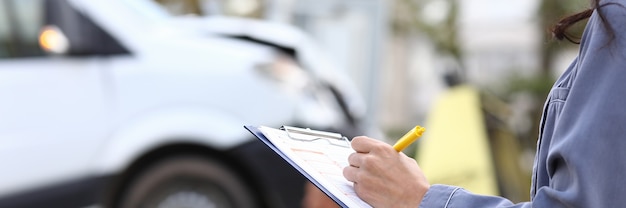 Un agent remplit les papiers après un accident de voiture