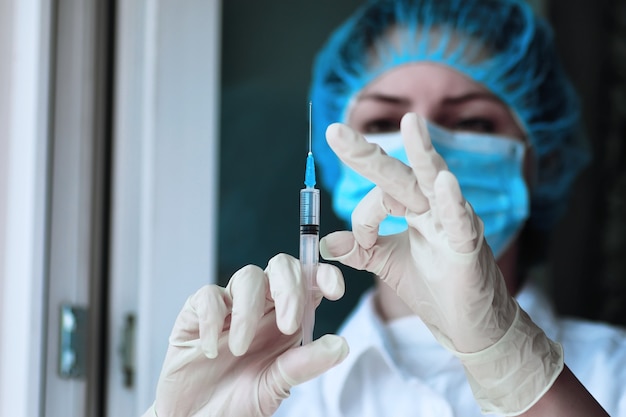 L'agent de santé compose le vaccin dans une seringue