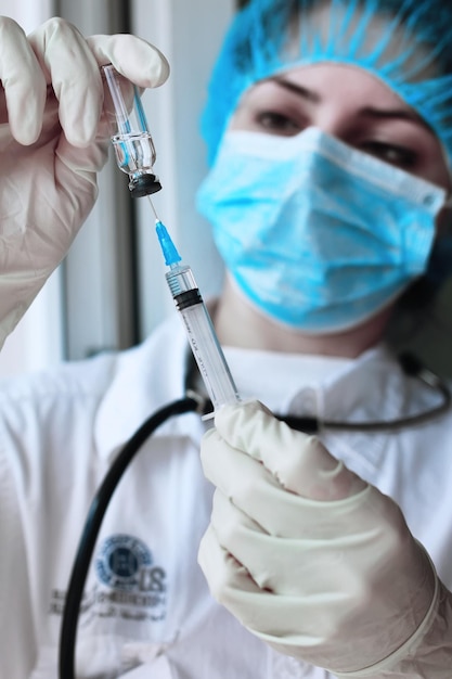 Un agent de santé compose le vaccin dans une seringue