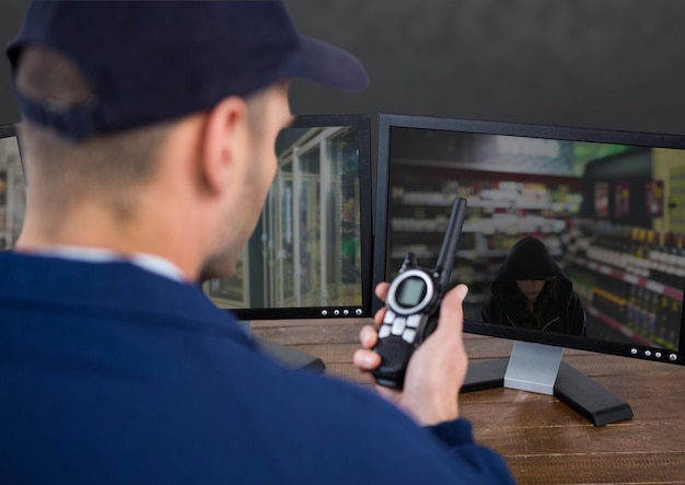 Photo agent de sécurité du supermarché, avertissant la police du vol.