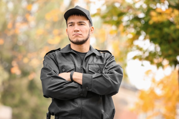 Agent de sécurité masculin à l'extérieur