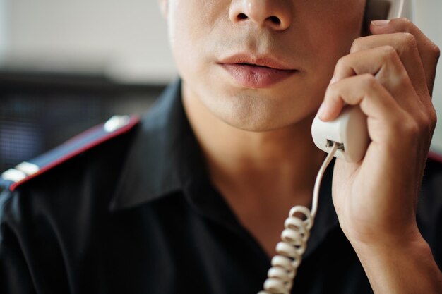 Photo agent de sécurité parlant au téléphone