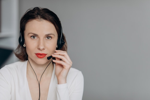 Agent de soutien à la clientèle Femme Réceptionniste Porter un casque Consultez le client en ligne.