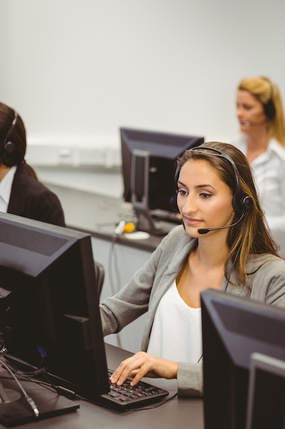 Les agents du centre d&#39;appel parlent sur le casque