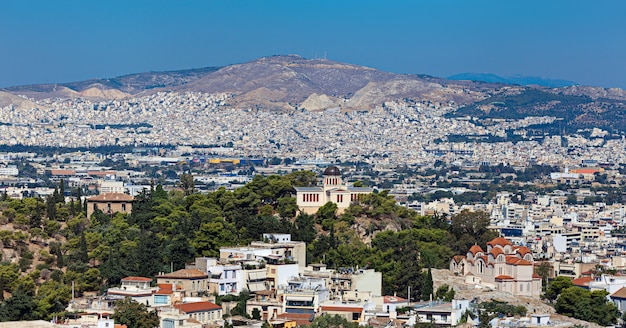 Agia Marina ou église orthodoxe Saint Marina et l'Observatoire national d'Athènes Grèce