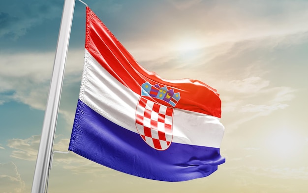 Agitant le drapeau de la Croatie dans le ciel. Le symbole de l'état sur un tissu de coton ondulé.