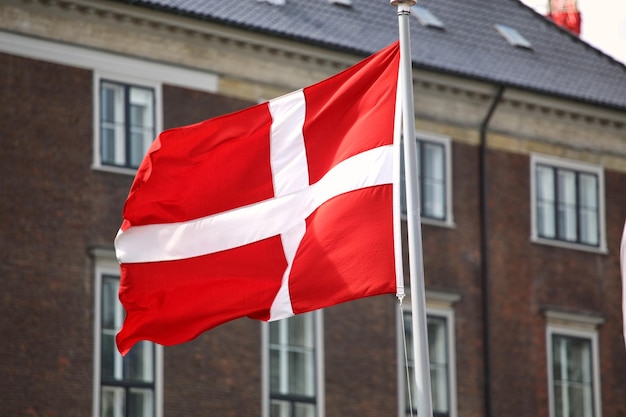 Photo agitant le drapeau danois sur le mât à copenhague danemark