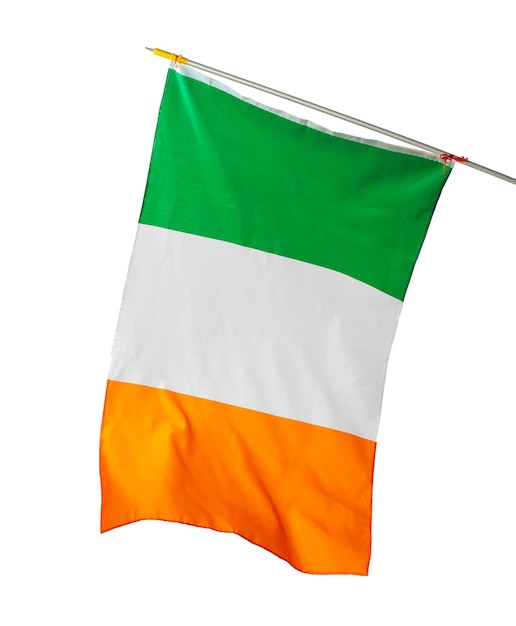 Agitant le drapeau national de l'Irlande isolé sur fond blanc