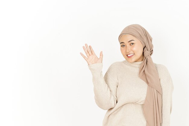 Agitant La Main De Voeux De Belle Femme Asiatique Portant Le Hijab Isolé Sur Fond Blanc