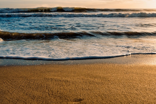 Agitant la mer et la plage le matin