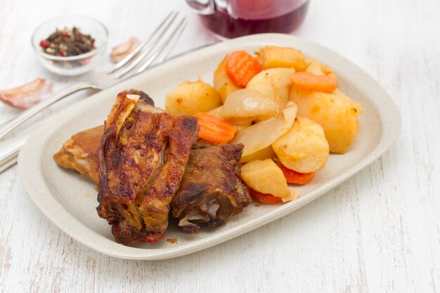 Agneau grillé avec pomme de terre sur plat blanc