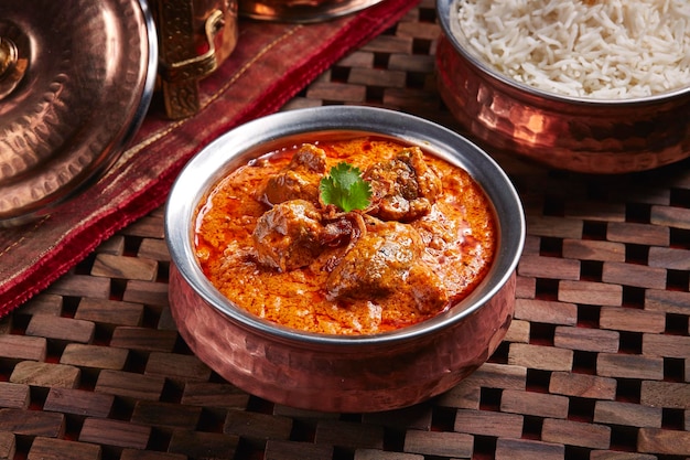 Photo agneau rogan gosht mouton korma karahi avec du riz blanc servi dans un plat isolé sur la vue latérale de la table de la nourriture du moyen-orient