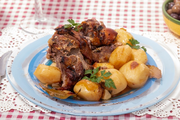 Agneau rôti fait maison avec pommes de terre