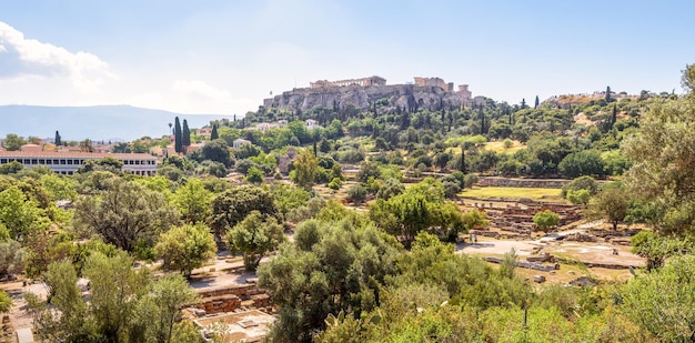 Agora antique à Athènes Grèce vue panoramique sur les ruines grecques et l'Acropole à distance