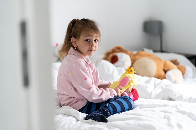 Agréable Et Confortable Un Enfant Heureux Se Sent à L'aise Dans Sa Chambre Petite Fille En Tenue Confortable Vêtements De Maison Pour Le Confort Vêtements De Loisirs Ou De Sommeil Heure Du Coucher Chambre De Bébé Se Sentir Détendu Et Confortable Rester Confortable