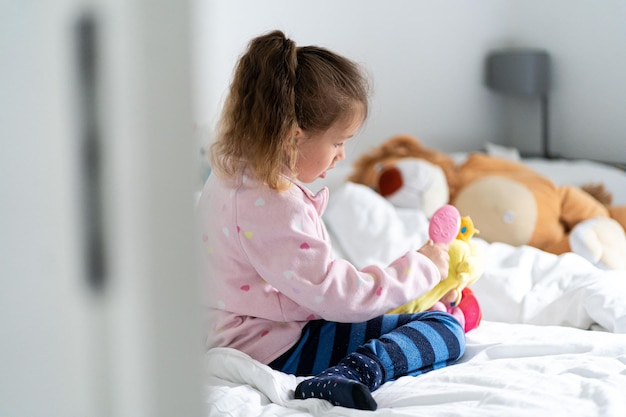 agréable et confortable enfant heureux se sentir à l'aise dans la chambre petite fille dans des vêtements confortables vêtements de maison pour le confort loisirs ou pyjamas à l'heure du coucher chambre d'enfants se sentir détendu et confortable rester confortable