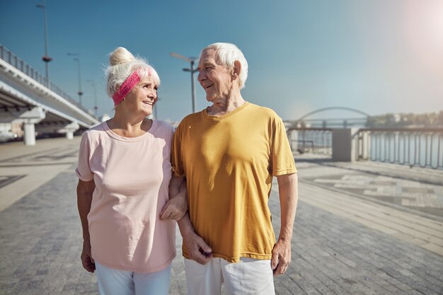 agréable dame âgée et son joyeux mari debout sur le quai