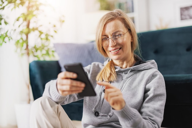 Agréable femme caucasienne en lunettes et