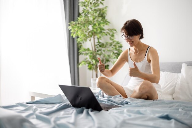 Agréable femme mûre souriant sincèrement et