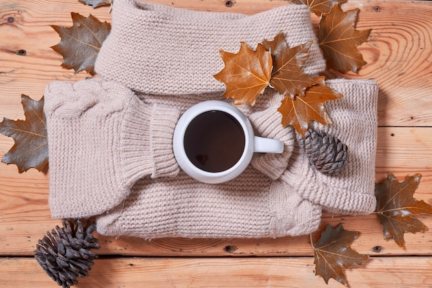 Une agréable journée d'automne matin d'automne froid avec une tasse de café automne week-end d'automne loisirs journée mentale de congé ...