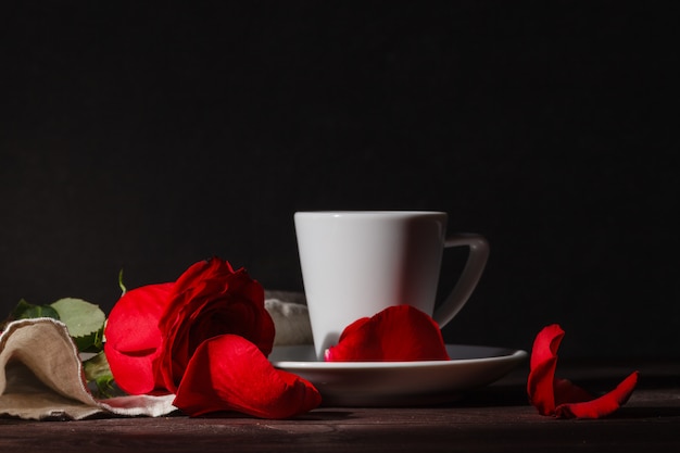 agréable scène de soirée sombre avec café et rose rouge