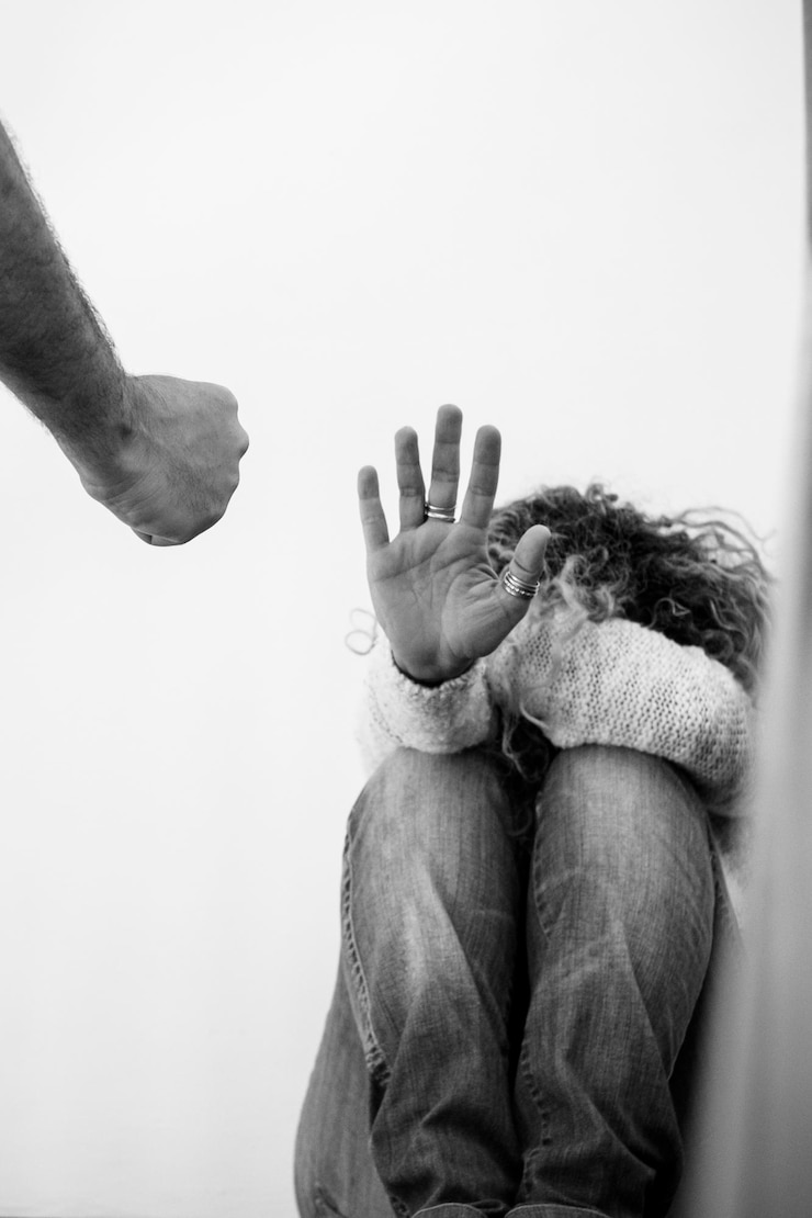 Photo agression noire et blanche violence domestique abus de la femme concept avec méchant homme en colère prêt à frapper sa femme problèmes de couple et crime domestique famille gens de la vie réelle