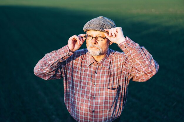 Agriculteur adulte vérifiant les plantes de sa ferme.