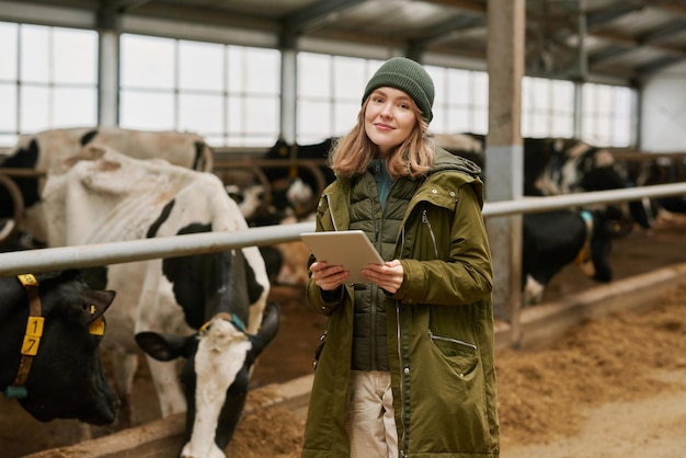 Agriculteur à l'aide de tablet pc à la ferme