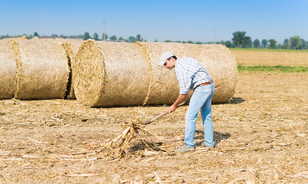 Agriculteur au travail dans son champ