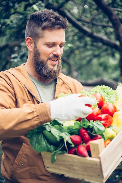 Photo agriculteur avec boîte de légumes