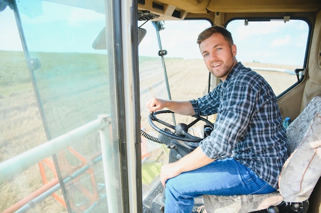 L'agriculteur contrôle la moissonneuse-batteuse